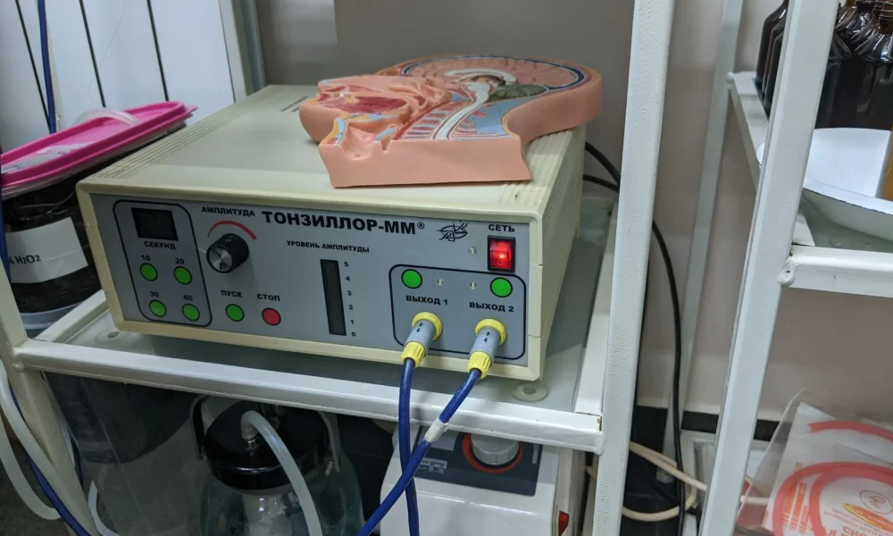 Bogaz tedavisi - hasta belirti gosterimi ve anatomik kesit illustrasyonu