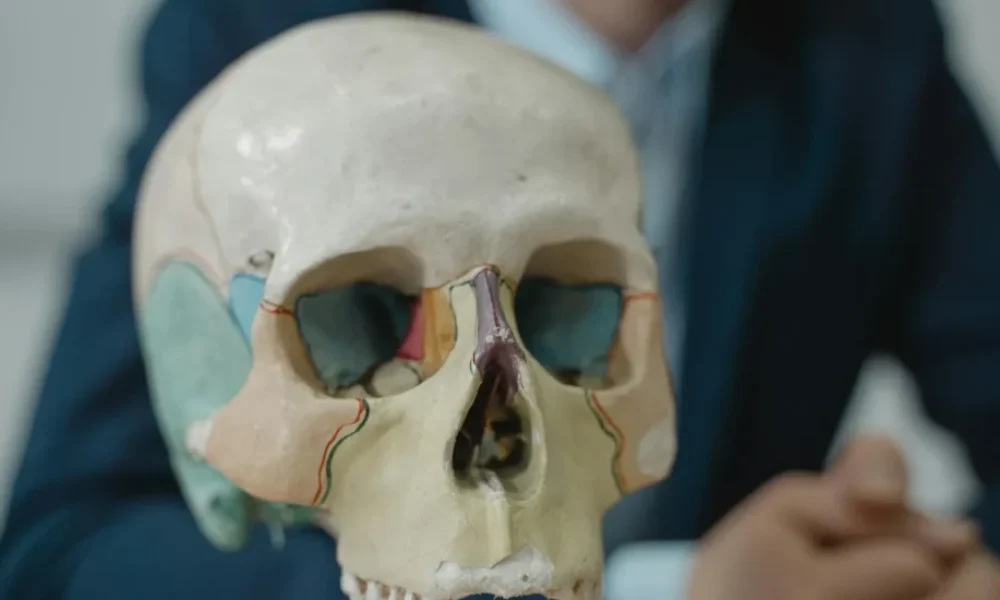 Boyun kaynaklı vertigo - hasta belirti gosterimi ve anatomik kesit illustrasyonu
