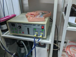 Bogaz tedavisi - hasta belirti gosterimi ve anatomik kesit illustrasyonu